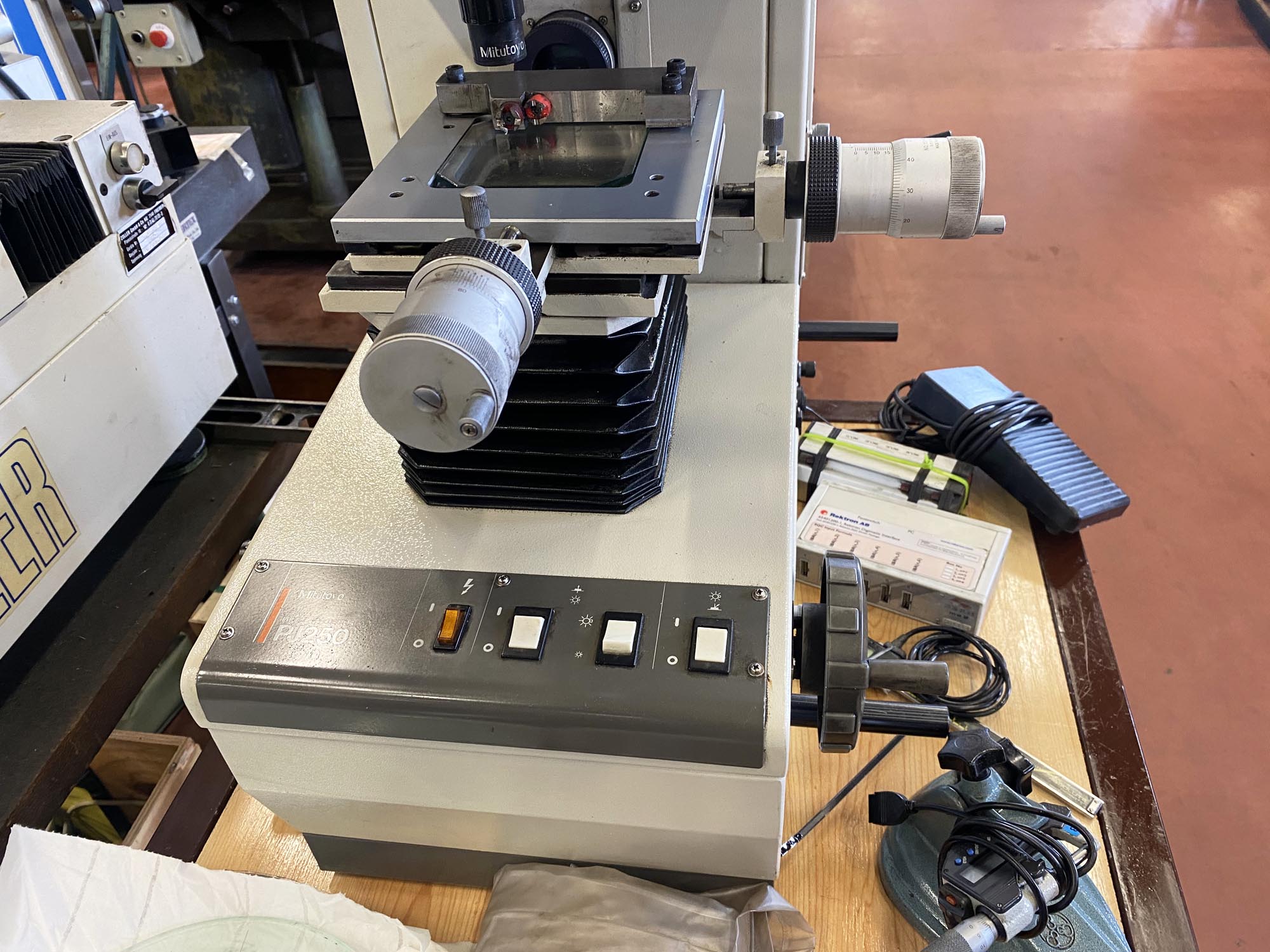 Profile projector Mitutoyo PJ250 + measuring tools Profile Projector